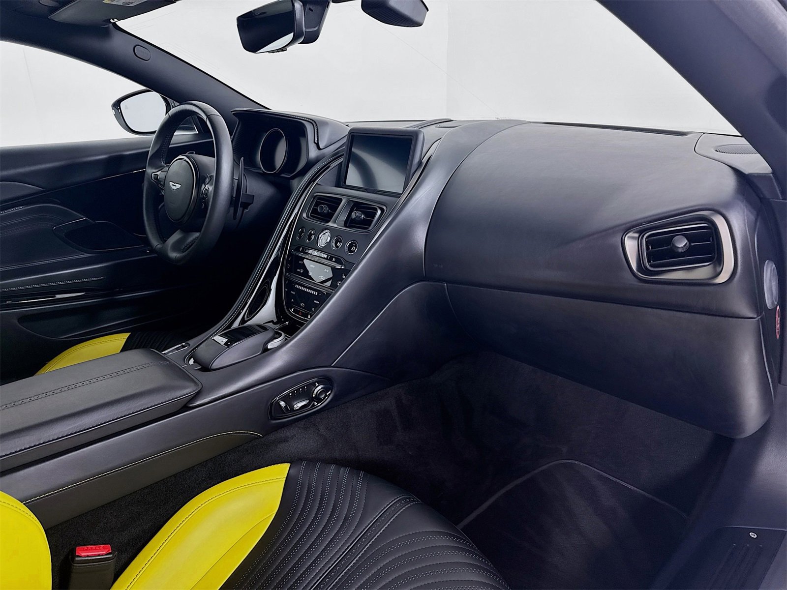 Used 2022 Aston Martin DB11 Coupe image 25