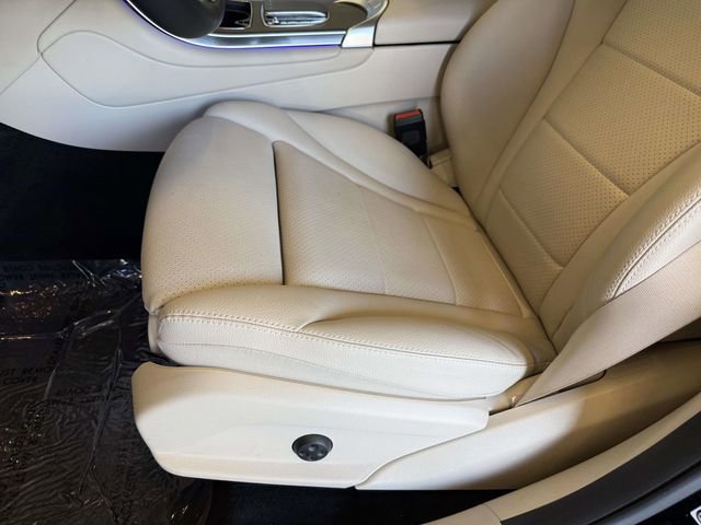 Used 2022 Mercedes-Benz GLC 300 4MATIC image 3