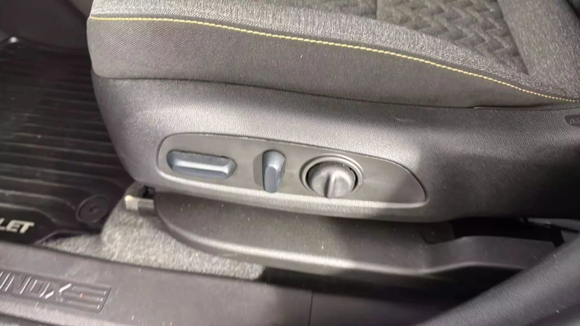 Used 2024 Chevrolet Equinox LT image 37