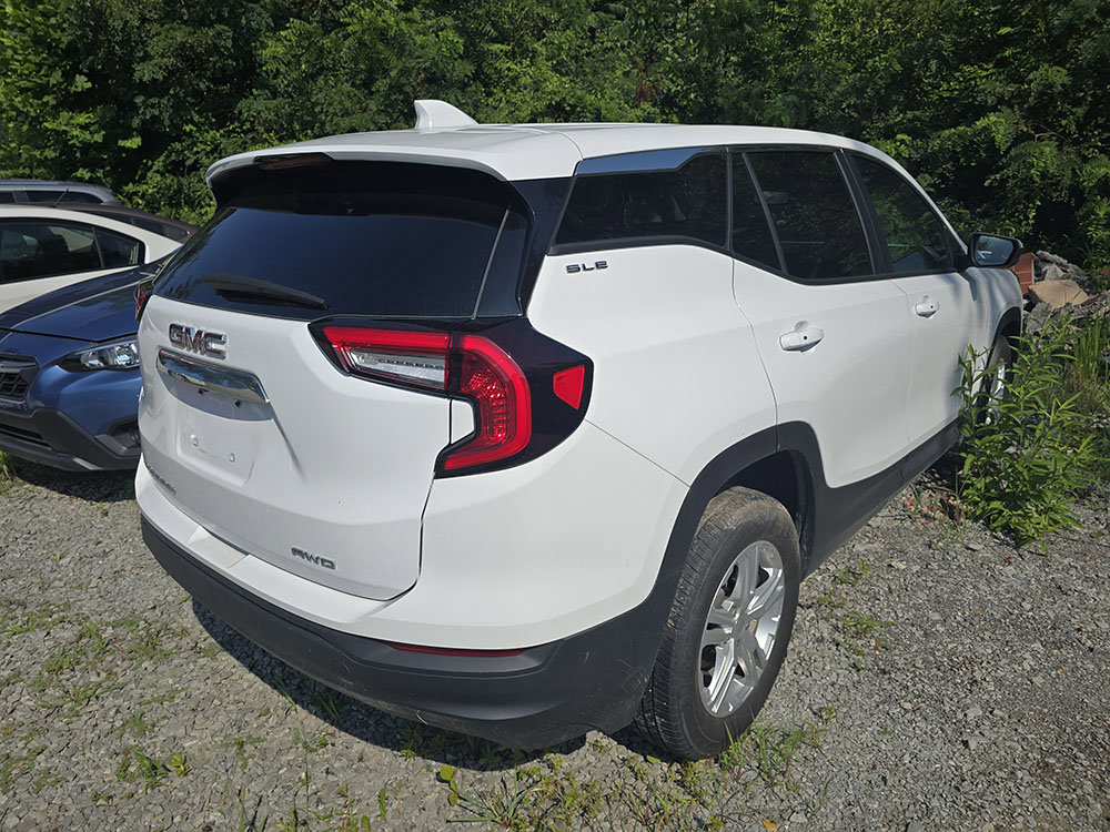 Used 2024 GMC Terrain SLE image 3
