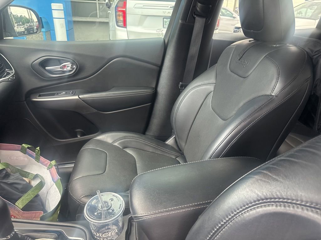 Used 2019 Jeep Cherokee Limited w/ Technology Group FWD image 16