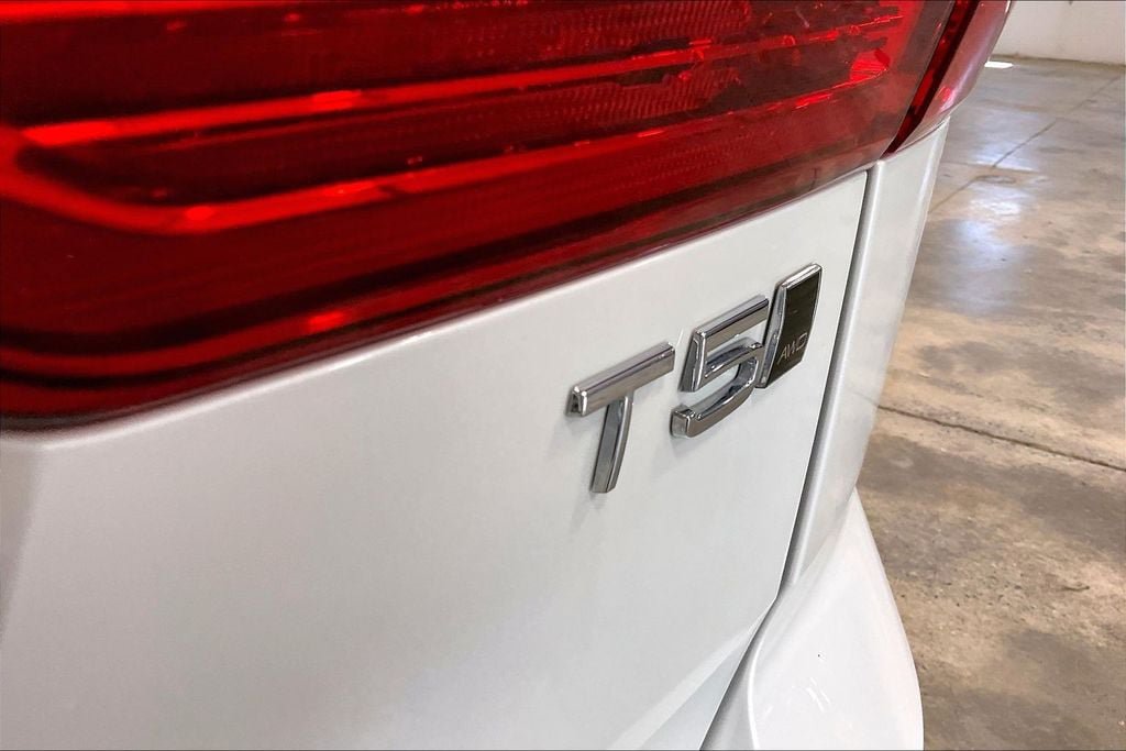 Used 2021 Volvo XC60 T5 Momentum w/ Premium Package AWD/4WD image 25