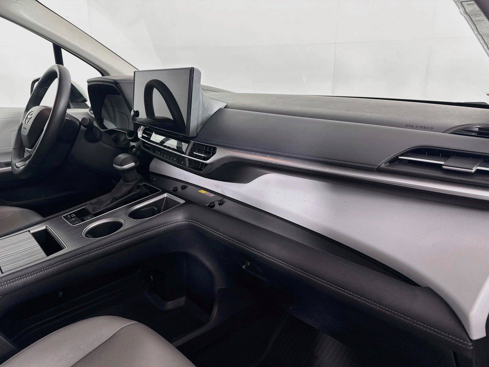 Certified 2025 Toyota Sienna XLE FWD image 43