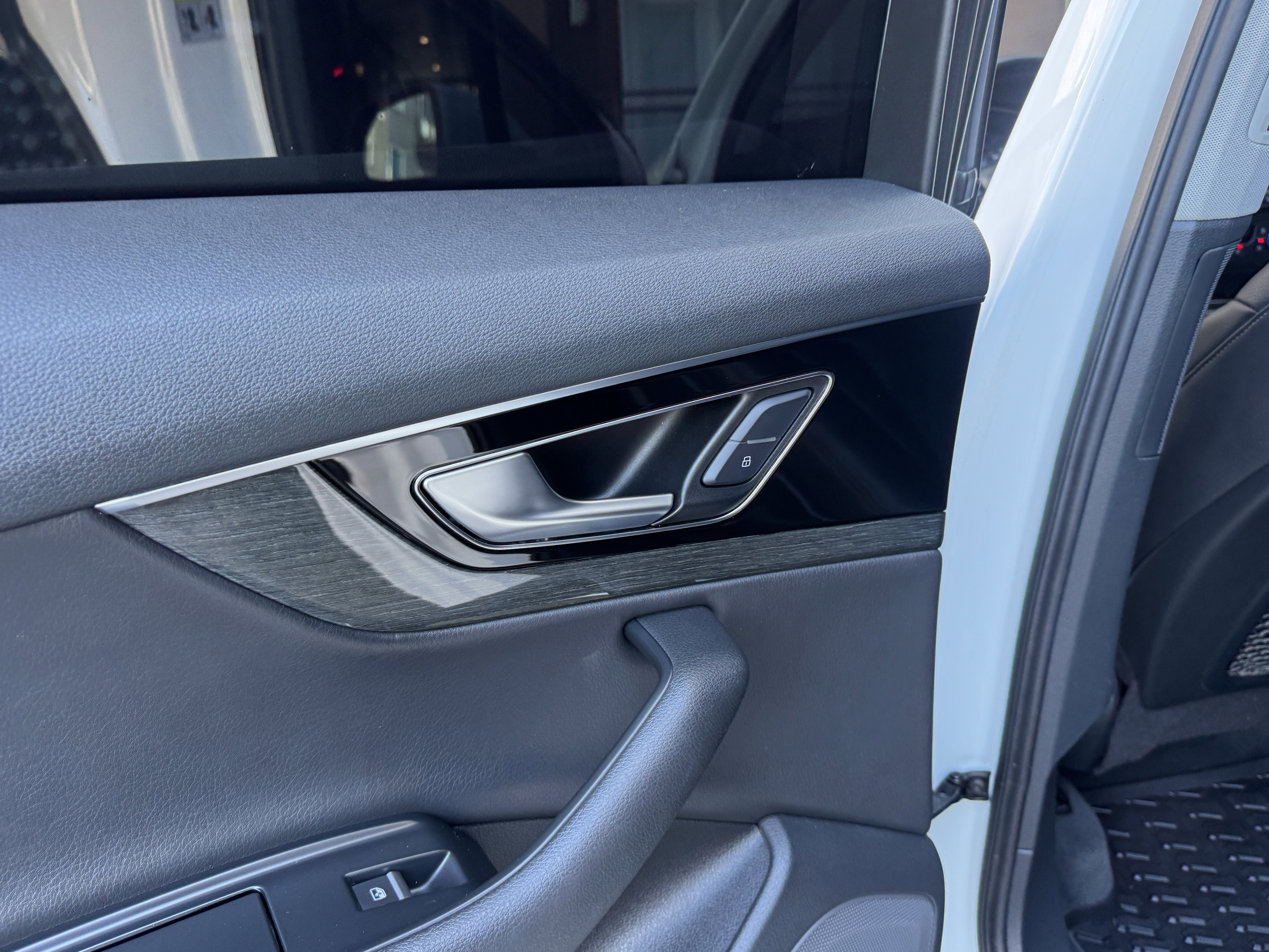 Used 2017 Audi Q7 3.0T Premium AWD/4WD image 30