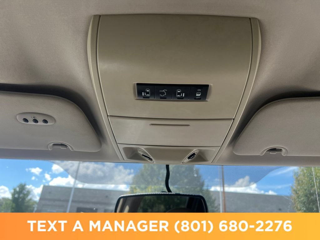 Used 2016 Chrysler Town & Country Touring FWD image 25