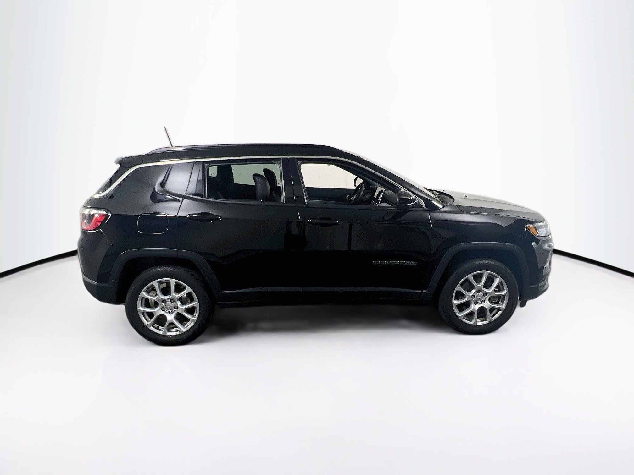 Used 2023 Jeep Compass Latitude AWD/4WD image 4