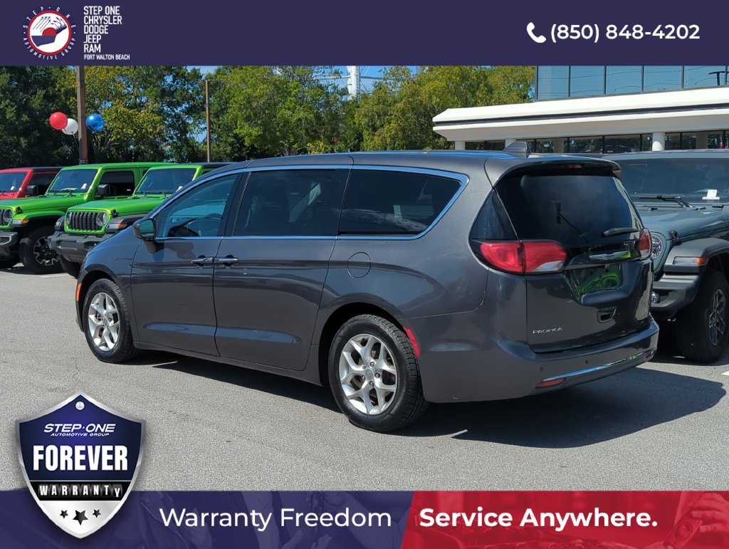 Used 2019 Chrysler Pacifica Touring Plus w/ Tire & Wheel Group FWD image 4