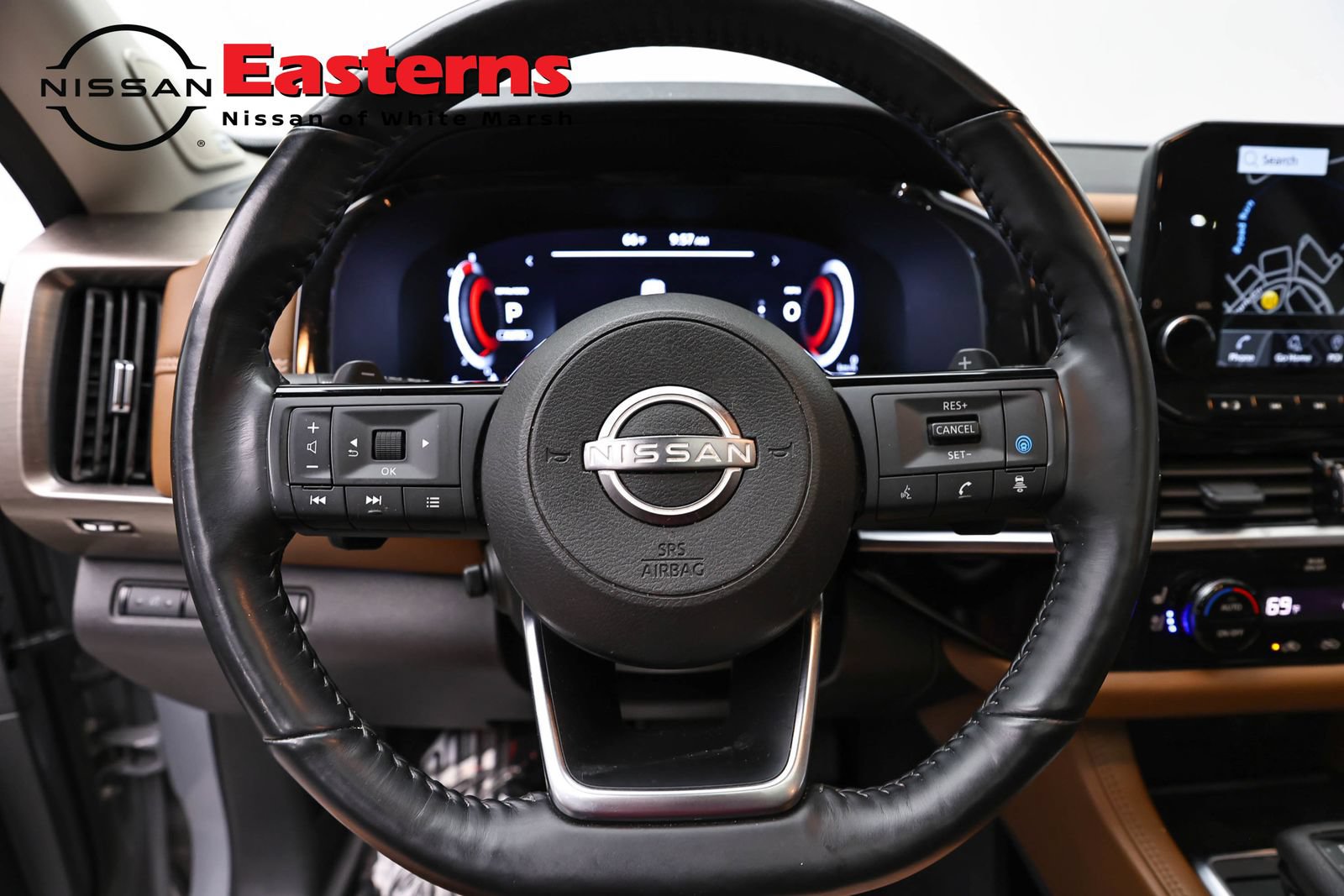 Used 2024 Nissan Pathfinder Platinum w/ Black Appearance Package AWD/4WD image 10