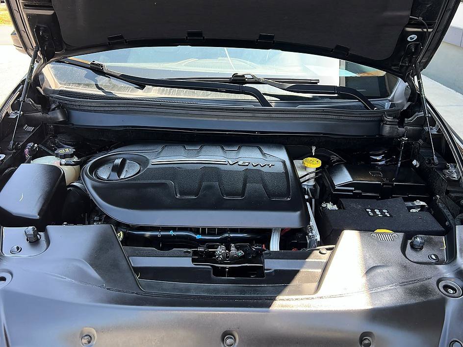 Used 2018 Jeep Cherokee Overland w/ Technology Group FWD image 9