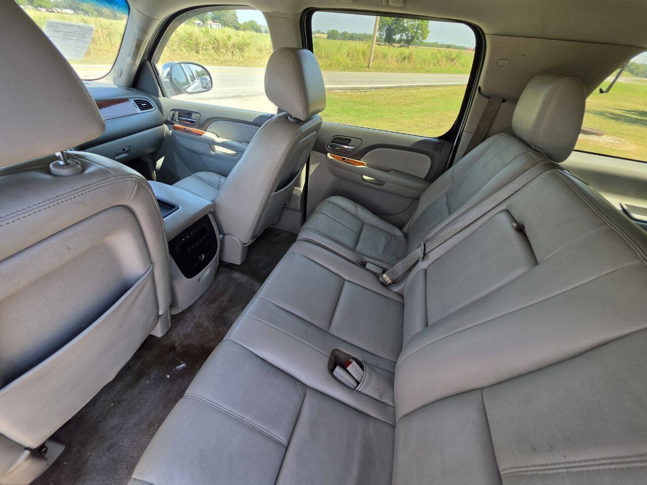 Used 2012 Chevrolet Suburban LT RWD image 5