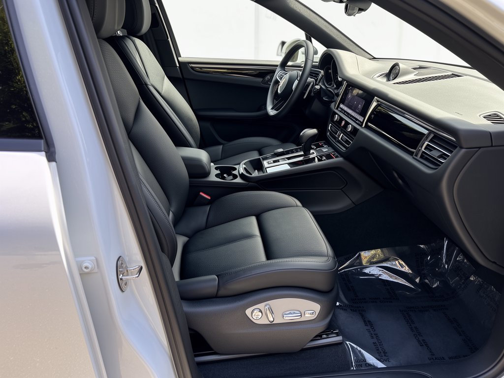 Used 2023 Porsche Macan AWD/4WD image 29