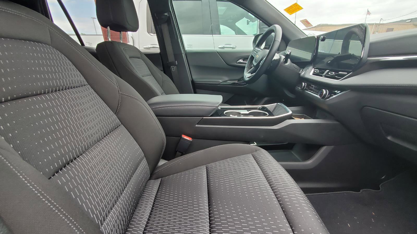 Used 2025 Chevrolet Equinox LT image 4