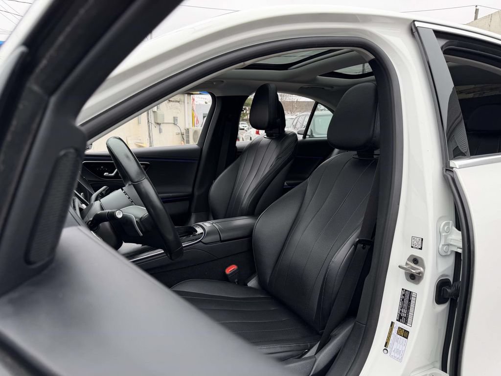 Used 2025 Mercedes-Benz E 350 4MATIC Sedan image 27