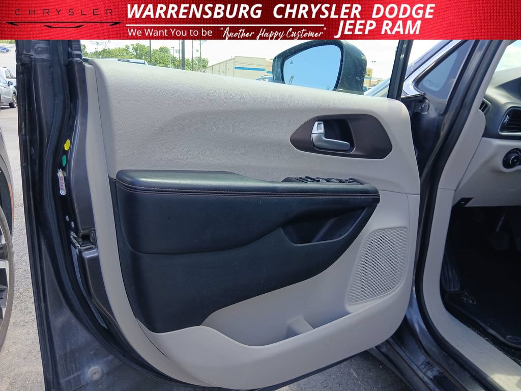 Used 2018 Chrysler Pacifica Touring-L w/ Advanced Safetytec Group FWD image 11