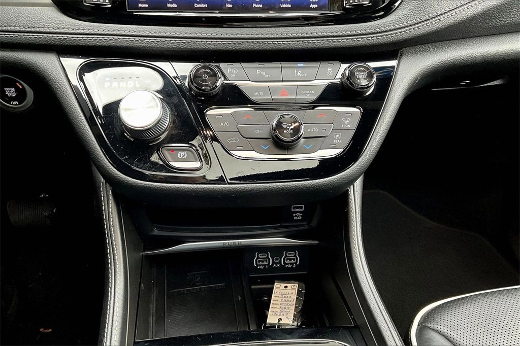 Used 2022 Chrysler Pacifica Limited w/ Uconnect Theater Family Group image 14