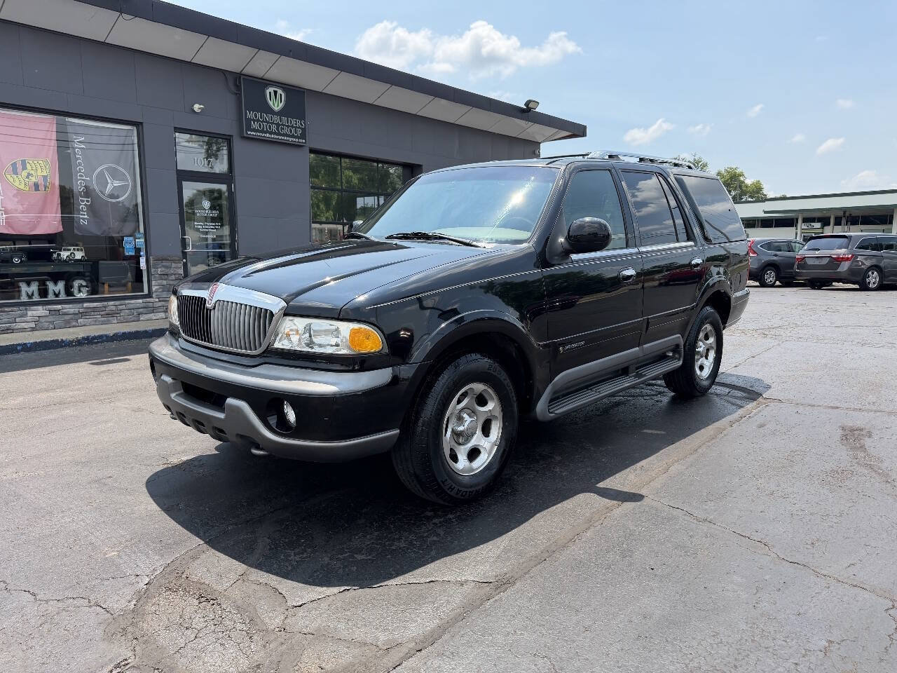 Used 1998 Lincoln Navigator 4WD image 2