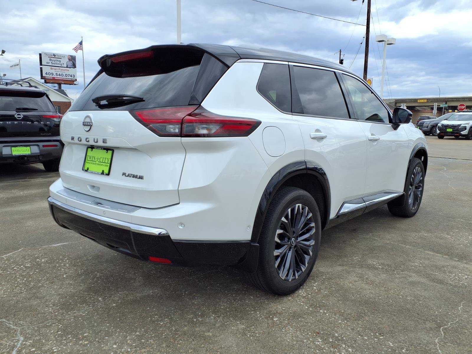 Used 2024 Nissan Rogue Platinum w/ Platinum Premium Package FWD image 2