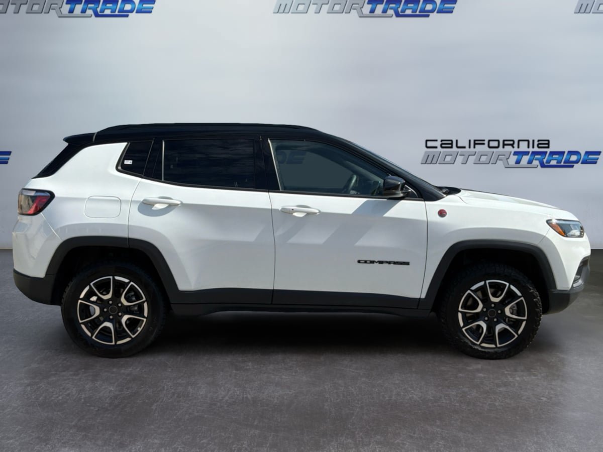 Used 2025 Jeep Compass Trailhawk AWD/4WD image 4