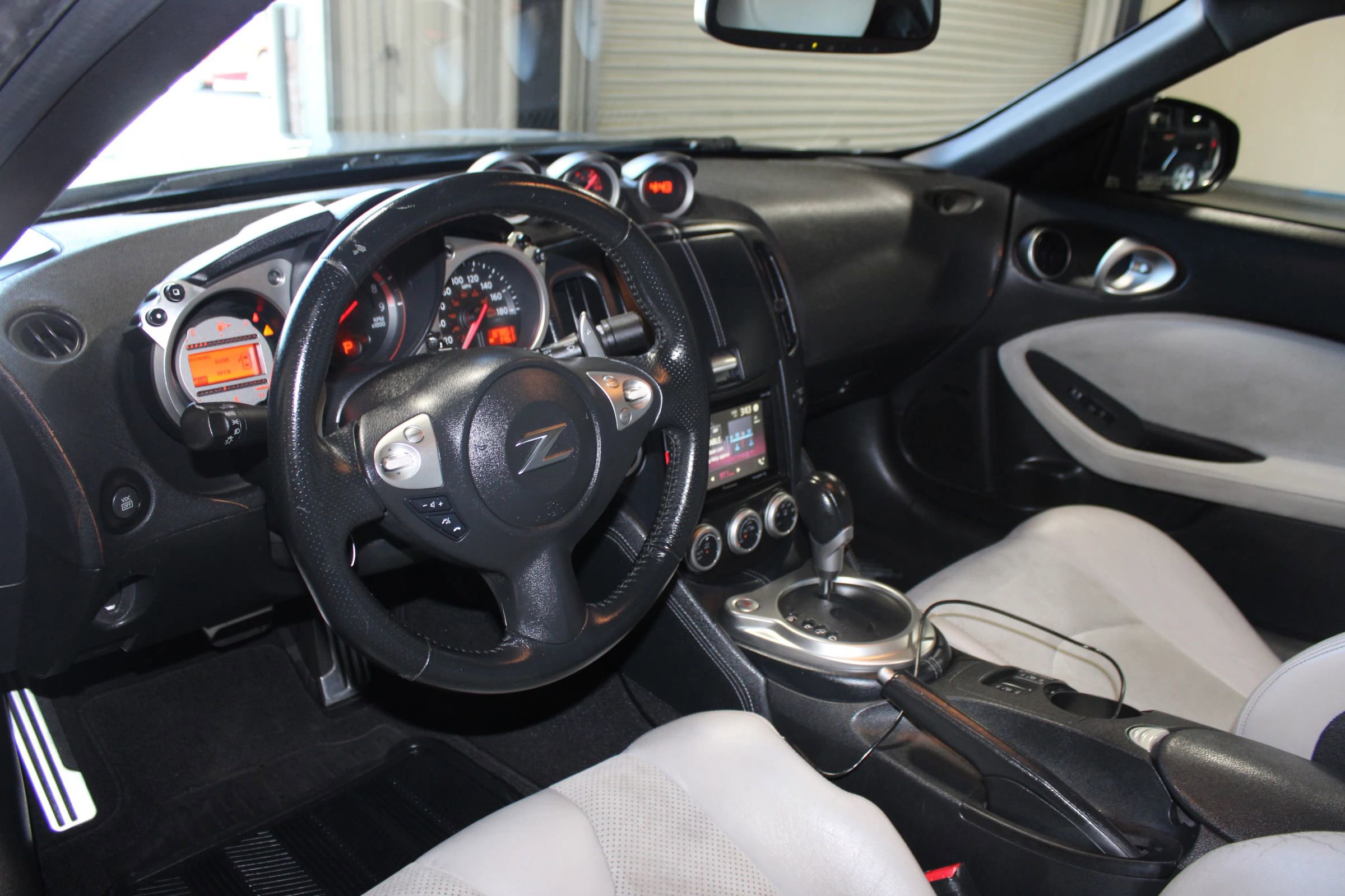 Used 2009 Nissan 370Z Touring w/ Sport Pkg image 6