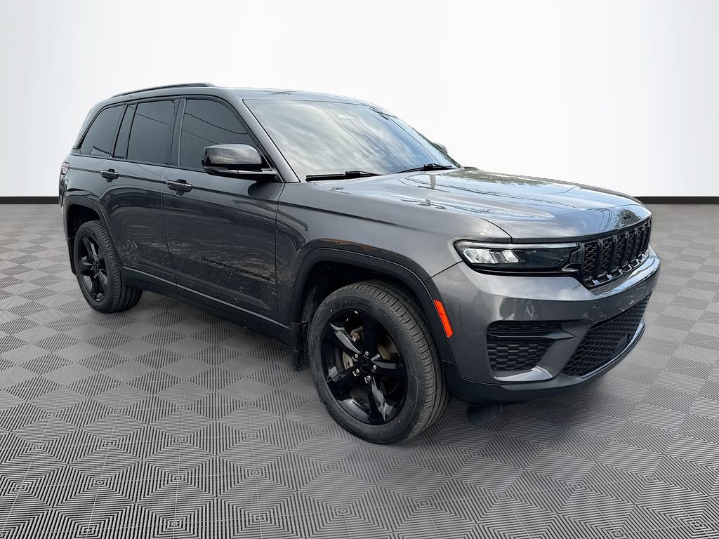 Used 2024 Jeep Grand Cherokee Altitude RWD image 4
