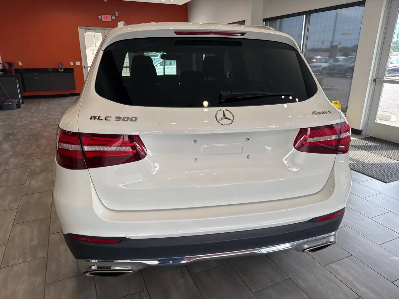 Used 2018 Mercedes-Benz GLC 300 4MATIC w/ Premium Package image 12