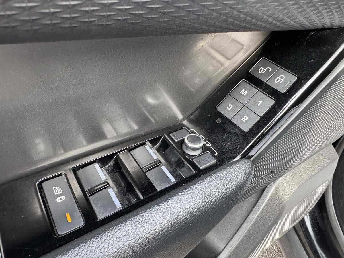 Used 2020 Land Rover Range Rover Velar S image 27