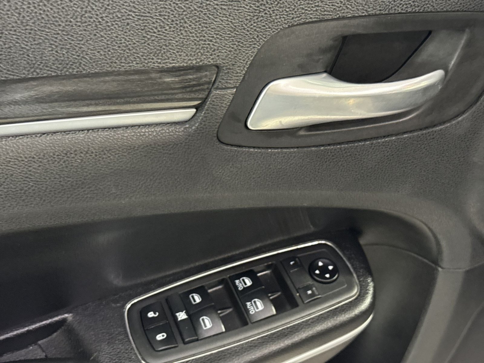 Used 2019 Chrysler 300 Touring w/ Sport Appearance Package RWD image 16