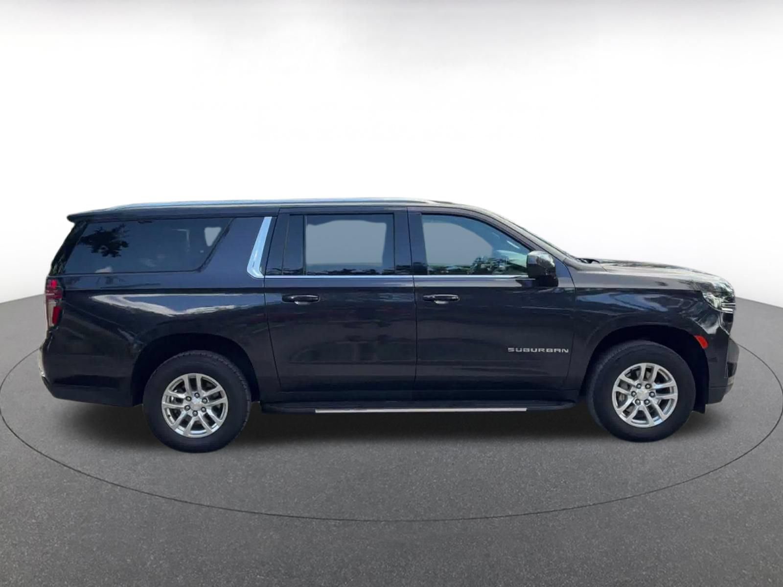 Used 2024 Chevrolet Suburban LT RWD image 15