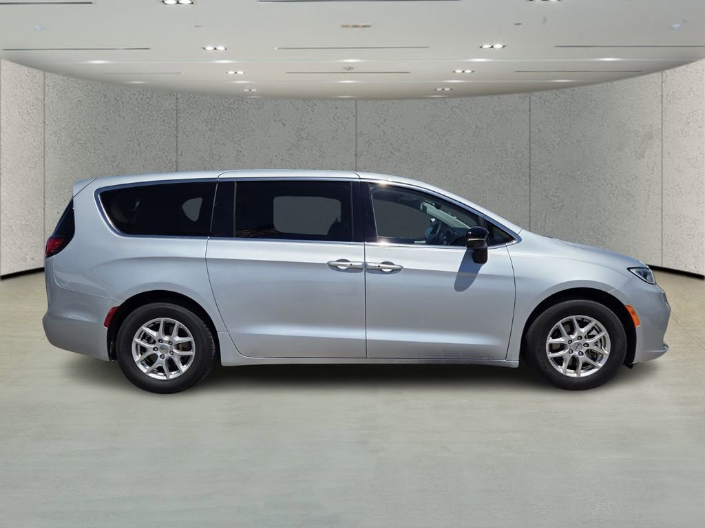Used 2024 Chrysler Pacifica Touring-L image 2
