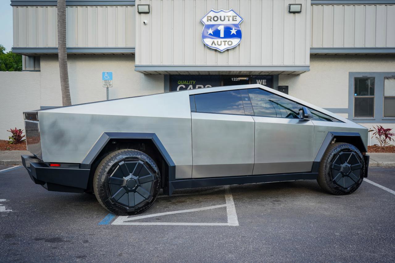 Used 2024 Tesla Cybertruck AWD Crew Cab image 6