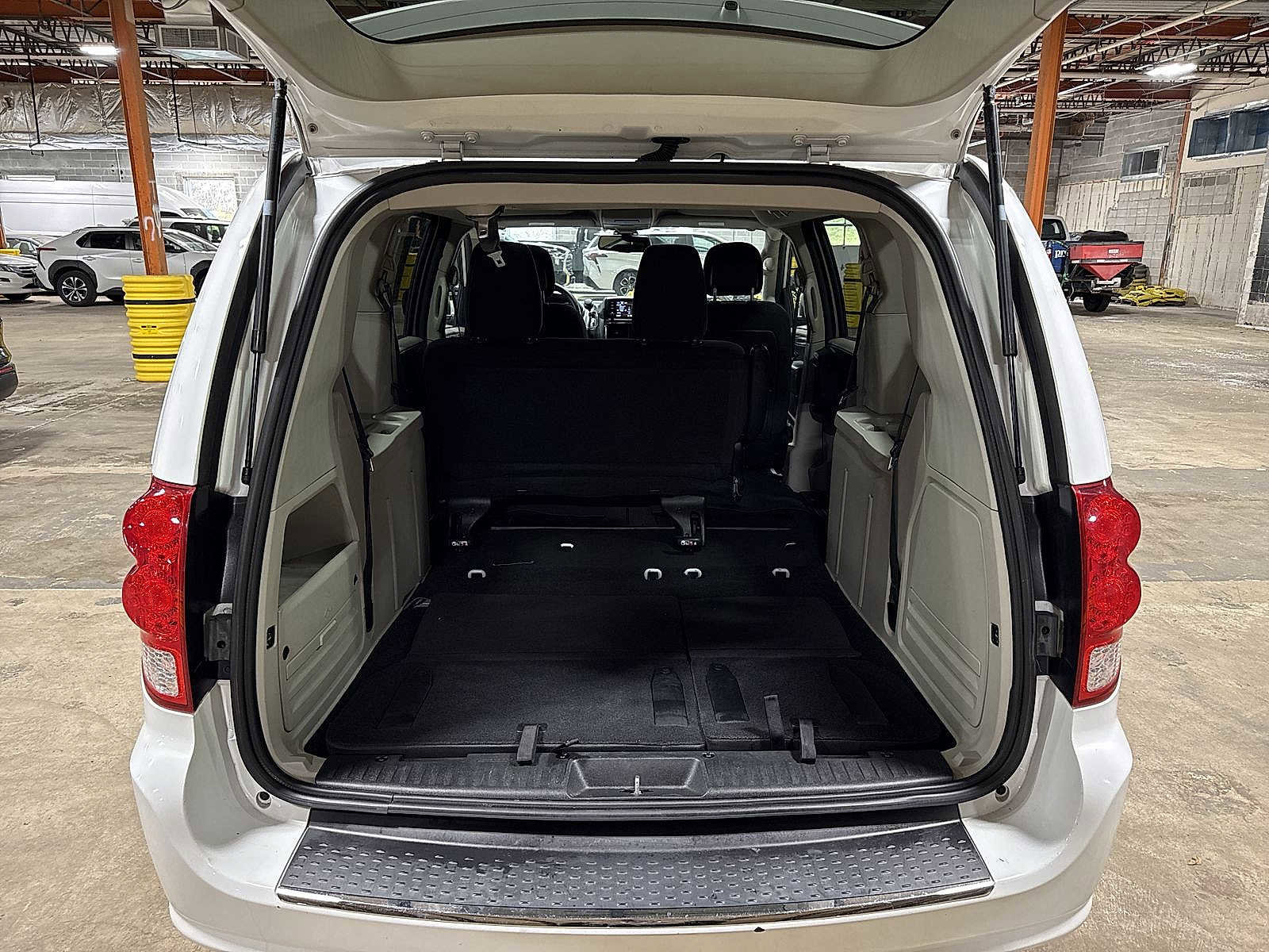 Used 2019 Dodge Grand Caravan SE w/ UConnect Hands-Free Group image 11