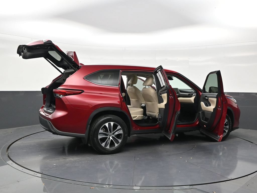 Used 2023 Toyota Highlander XLE FWD image 28