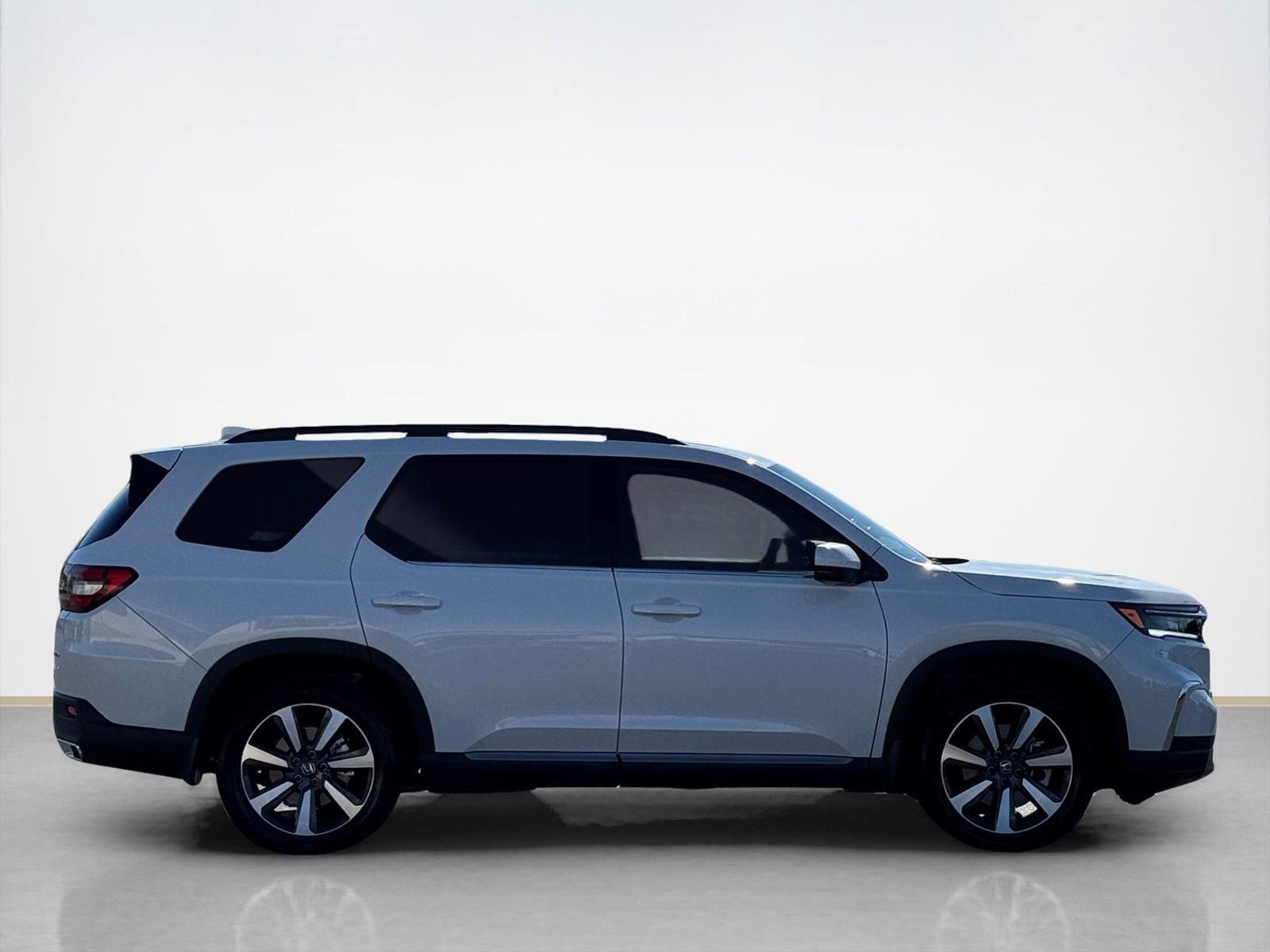 Used 2025 Honda Pilot Touring image 8