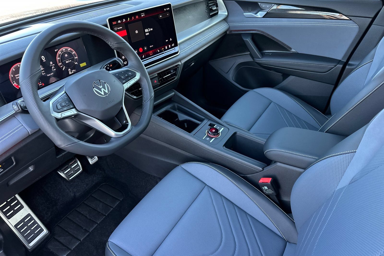 New 2026 Volkswagen Tiguan SE R-Line FWD image 8