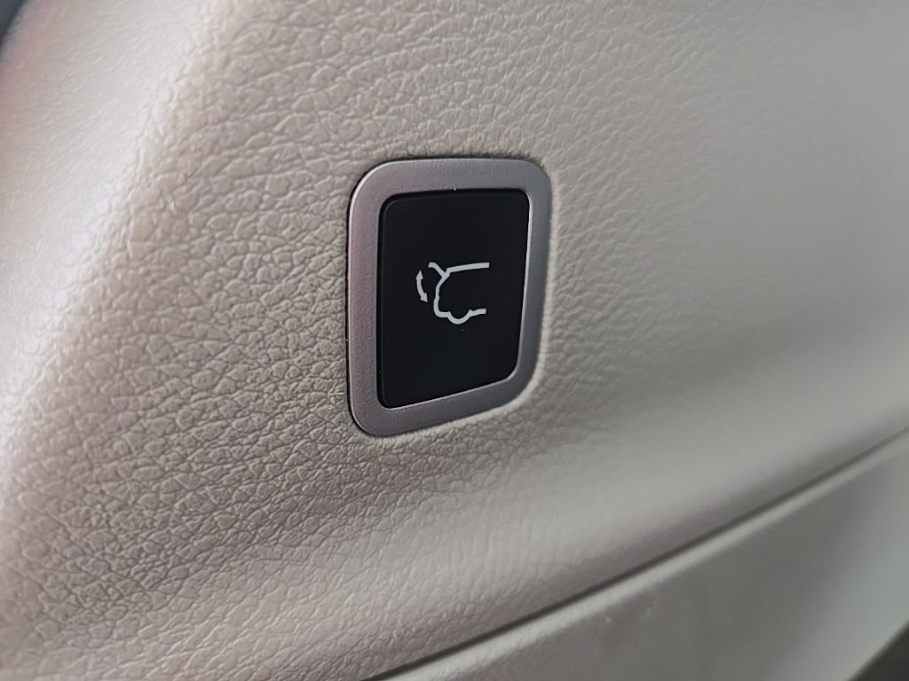 Used 2024 Chrysler Pacifica Touring-L image 91