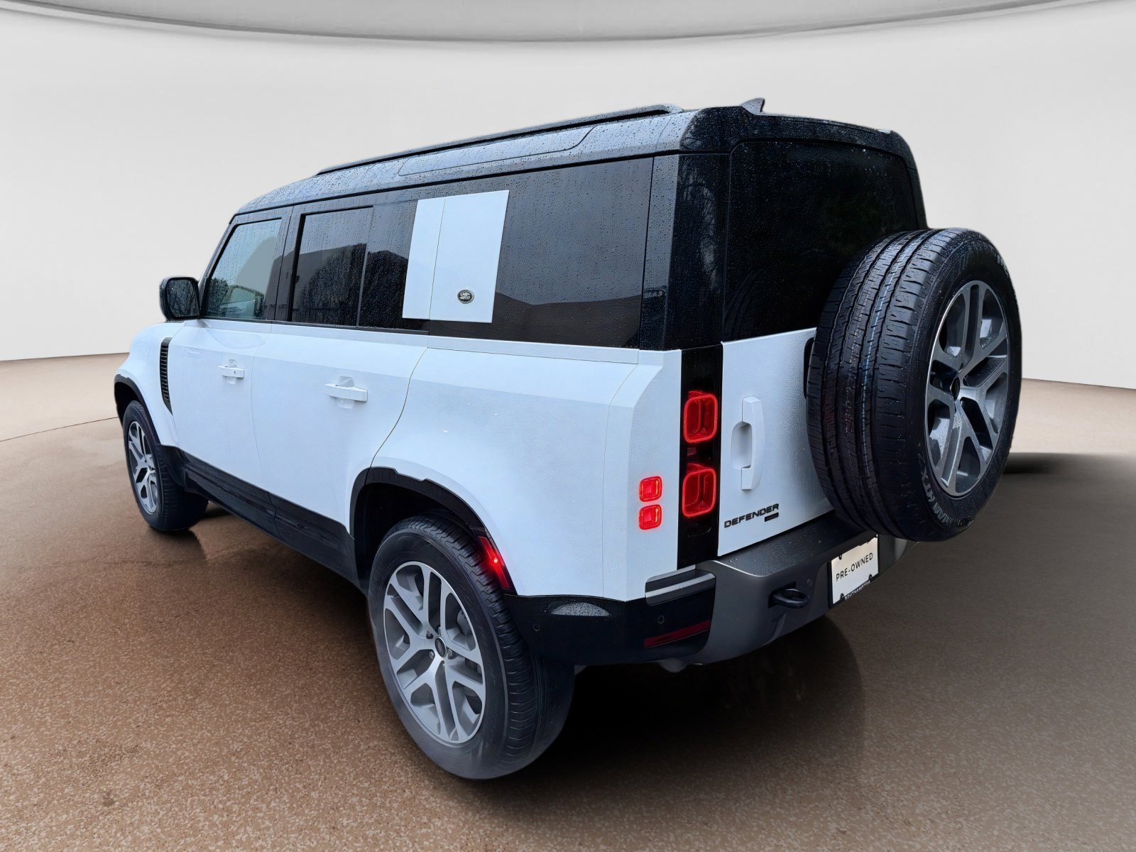 Used 2023 Land Rover Defender 110 X-Dynamic SE image 3
