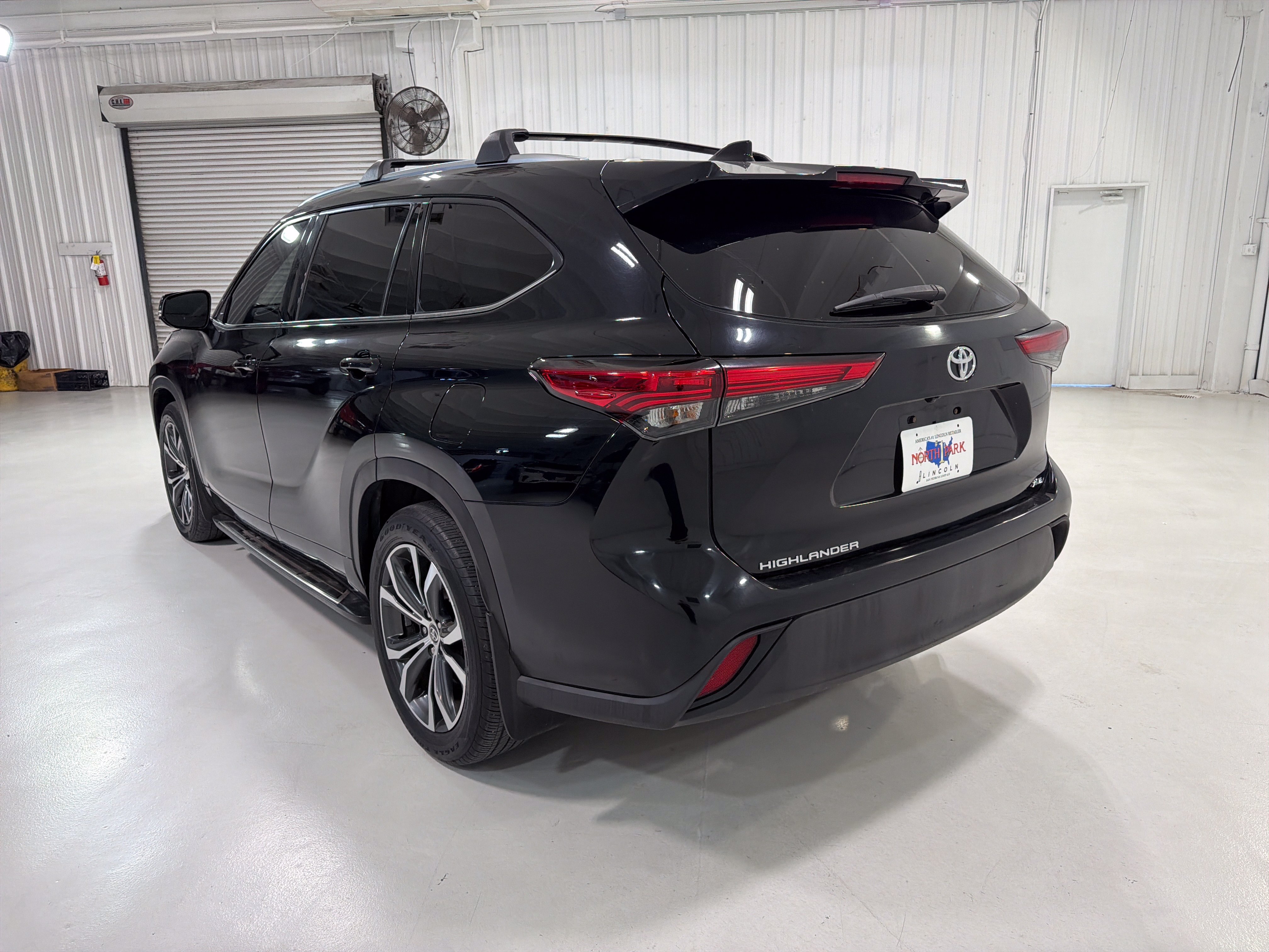Used 2021 Toyota Highlander XLE FWD image 3
