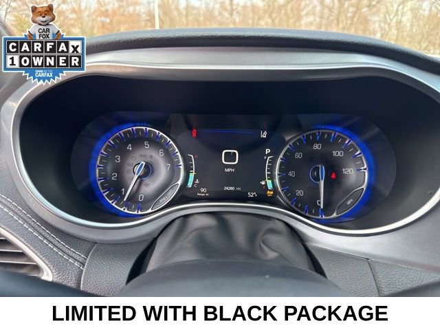 Used 2025 Chrysler Pacifica Limited image 13