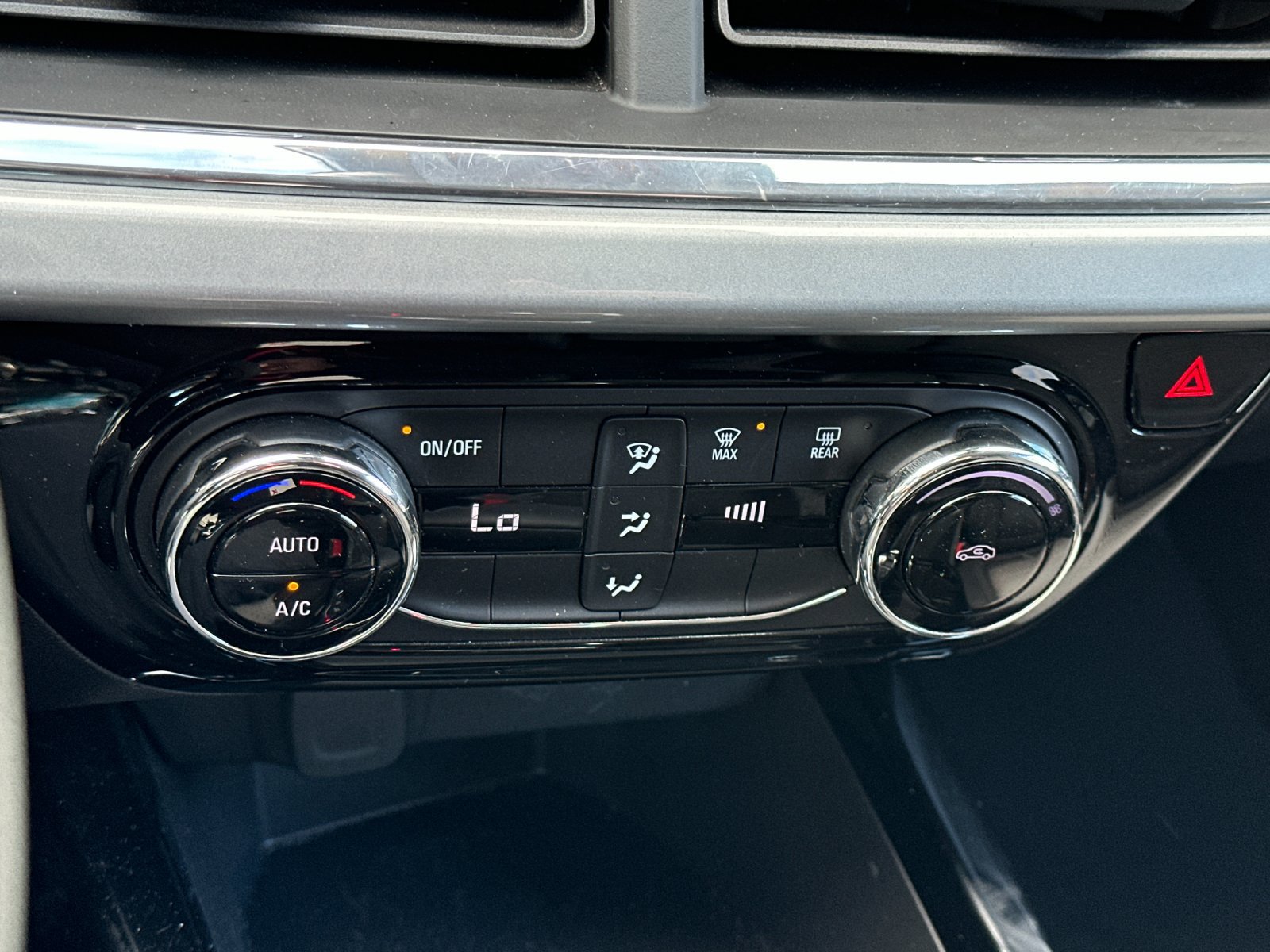 Used 2025 Chevrolet Trax LT FWD image 19