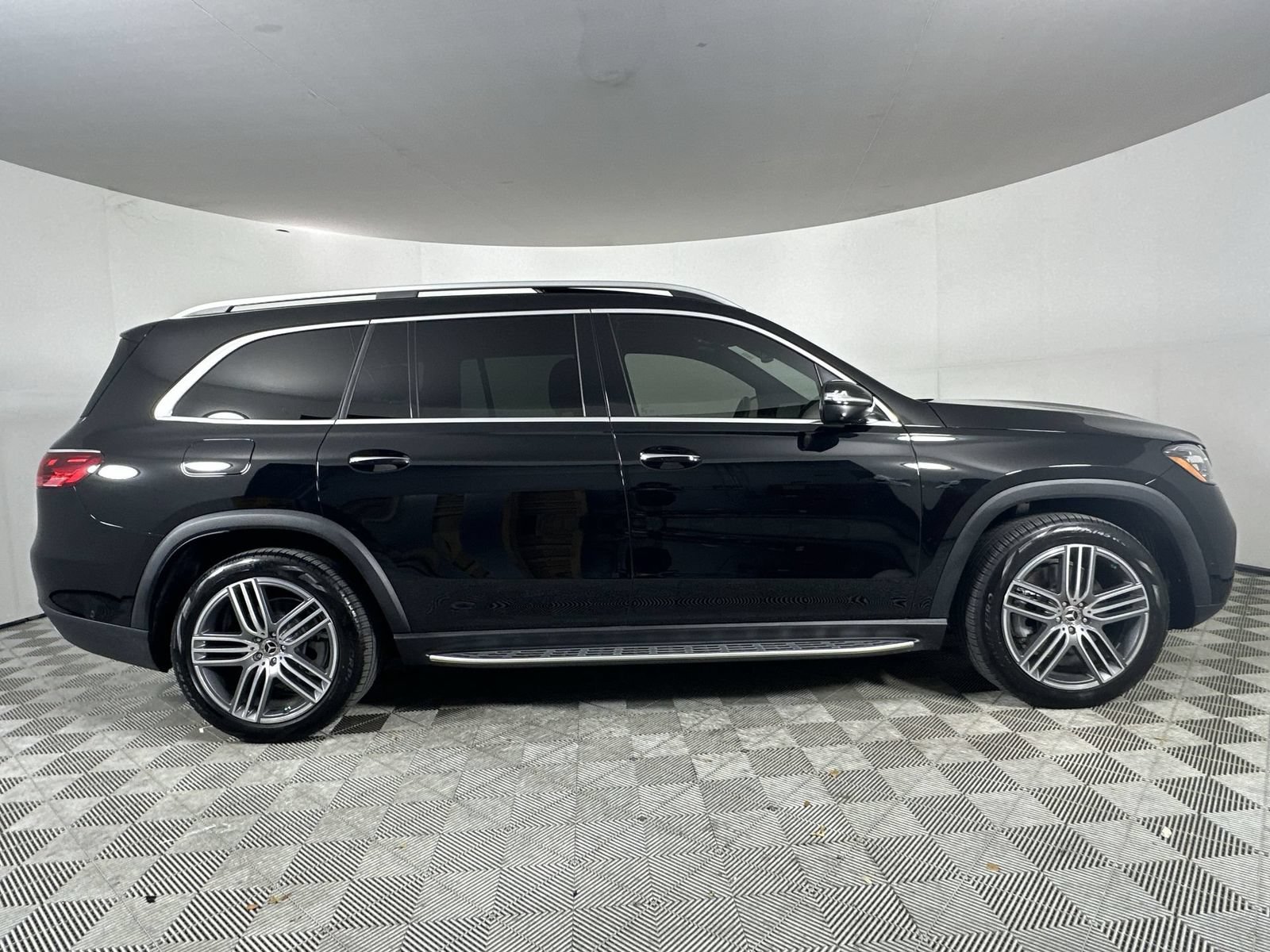 Used 2024 Mercedes-Benz GLS 450 4MATIC image 9