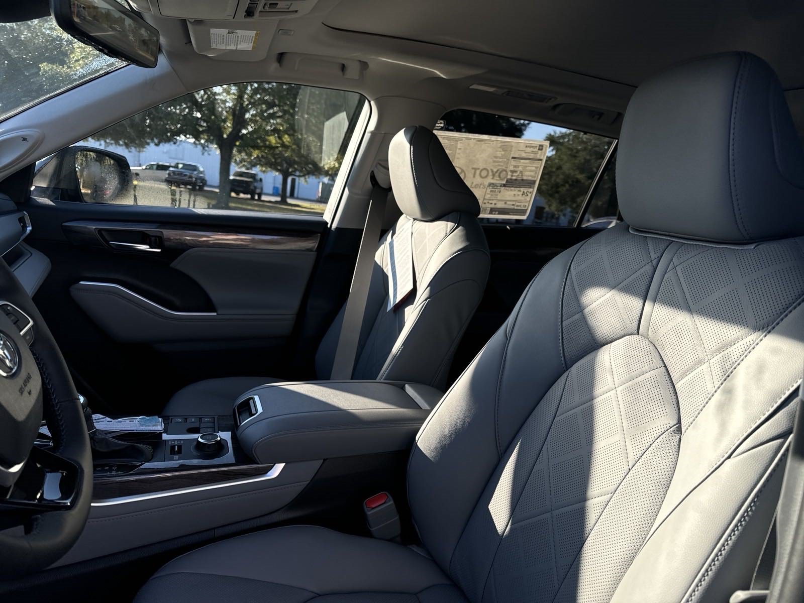 New 2025 Toyota Highlander Platinum AWD/4WD image 16