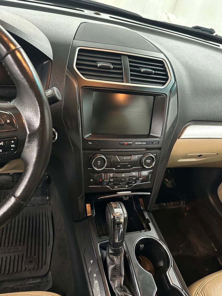 Used 2016 Ford Explorer XLT w/ Equipment Group 202A image 17