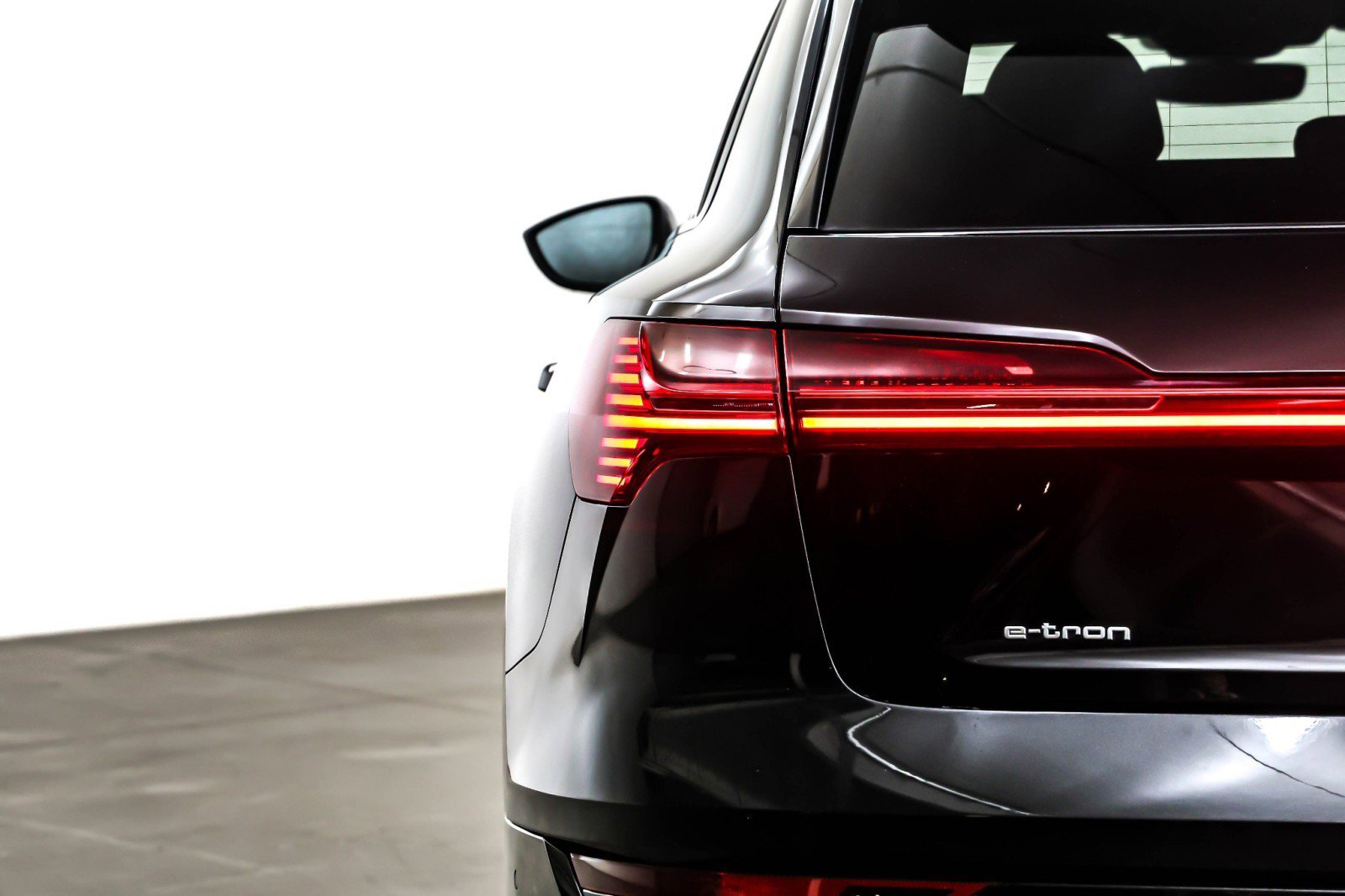 Used 2022 Audi e-tron Premium w/ Convenience Plus Package image 15