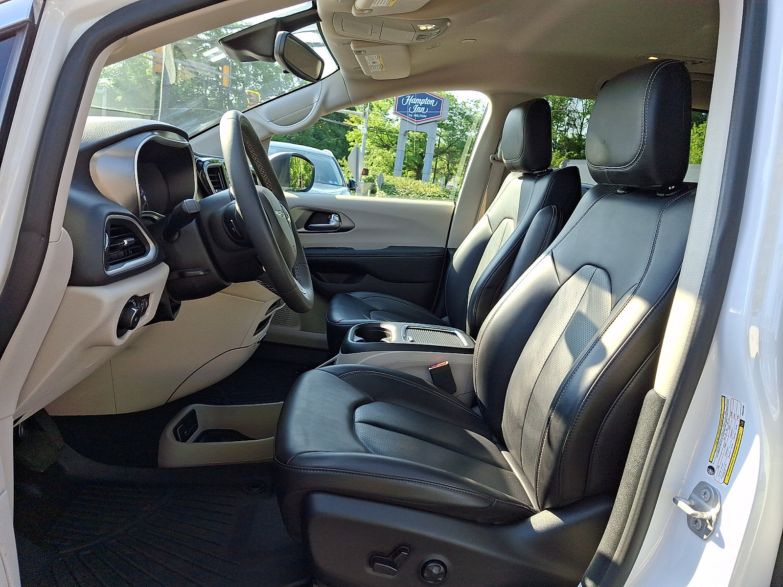 Used 2023 Chrysler Pacifica Touring-L FWD image 14