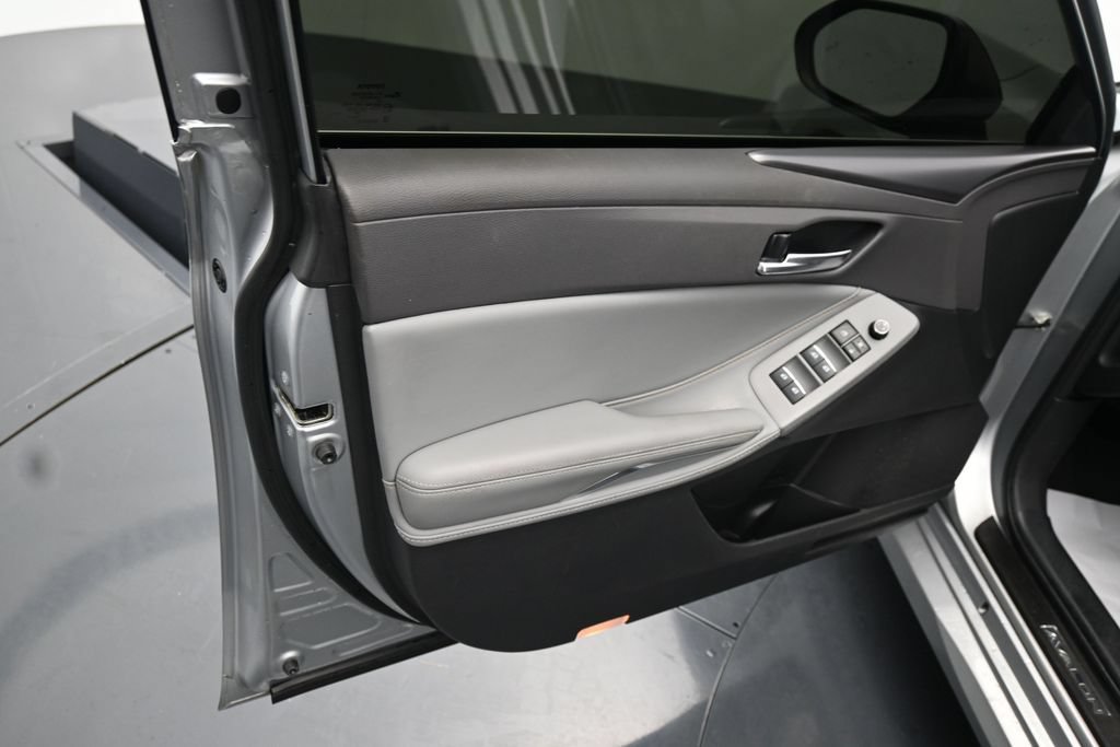 Used 2020 Toyota Avalon XSE FWD image 18
