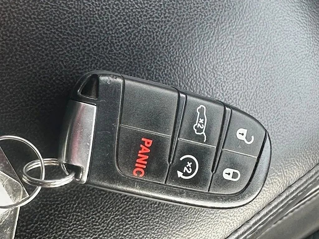 Used 2022 Jeep Grand Cherokee Limited w/ Technology Group image 33