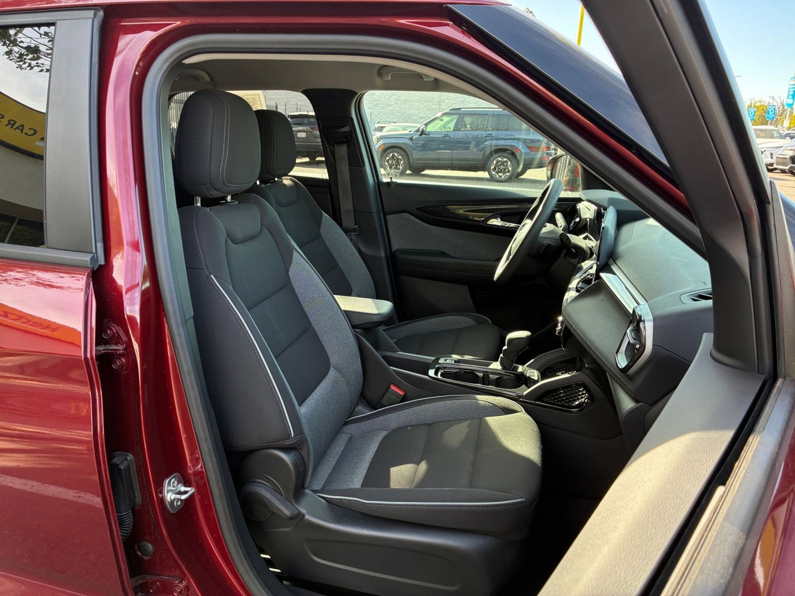 Used 2025 Chevrolet TrailBlazer LT image 35