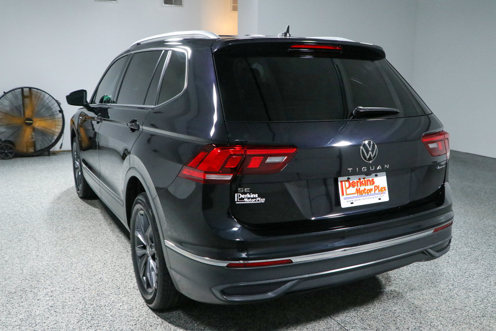 Used 2022 Volkswagen Tiguan SE w/ Panoramic Sunroof Package AWD/4WD image 9