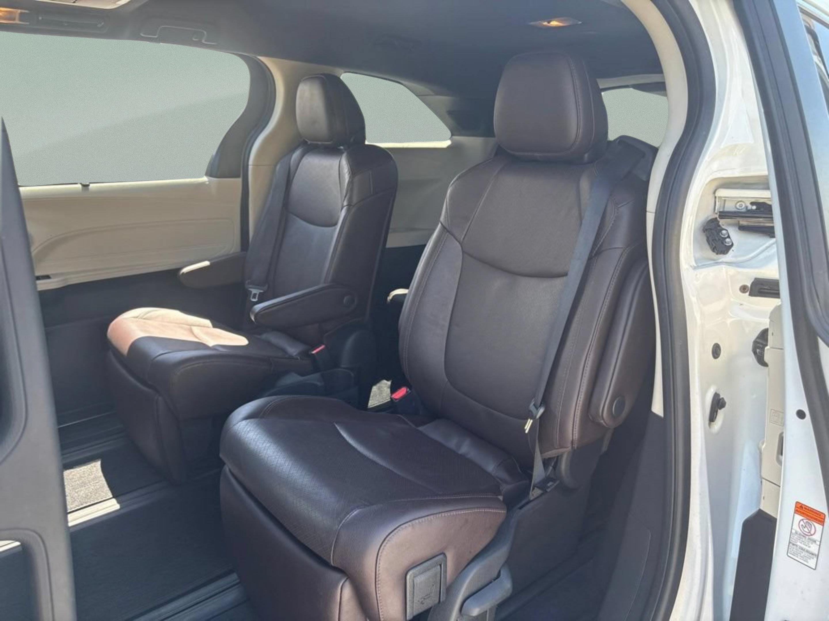 Used 2022 Toyota Sienna Platinum FWD image 19