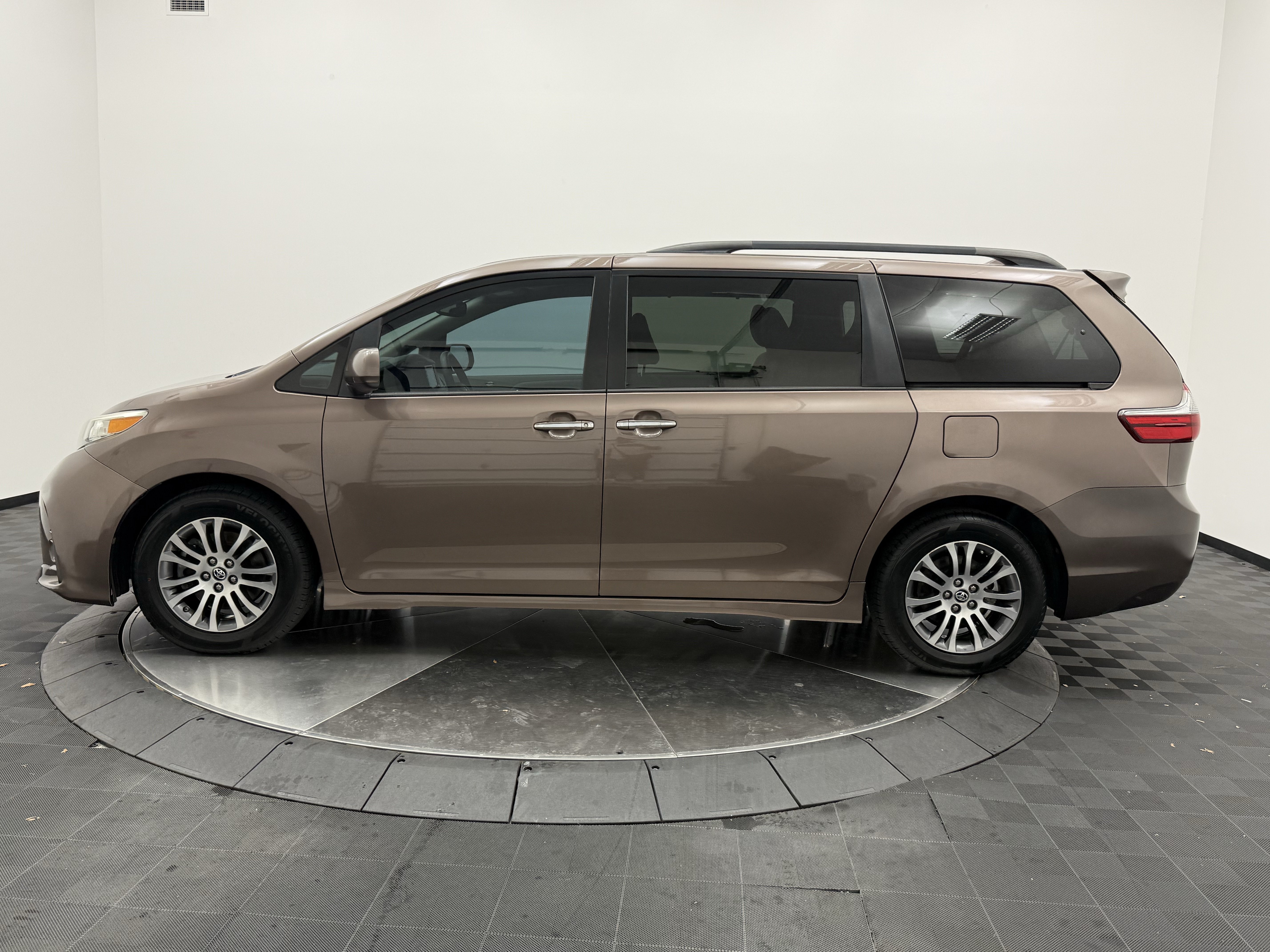 Used 2020 Toyota Sienna XLE FWD image 4